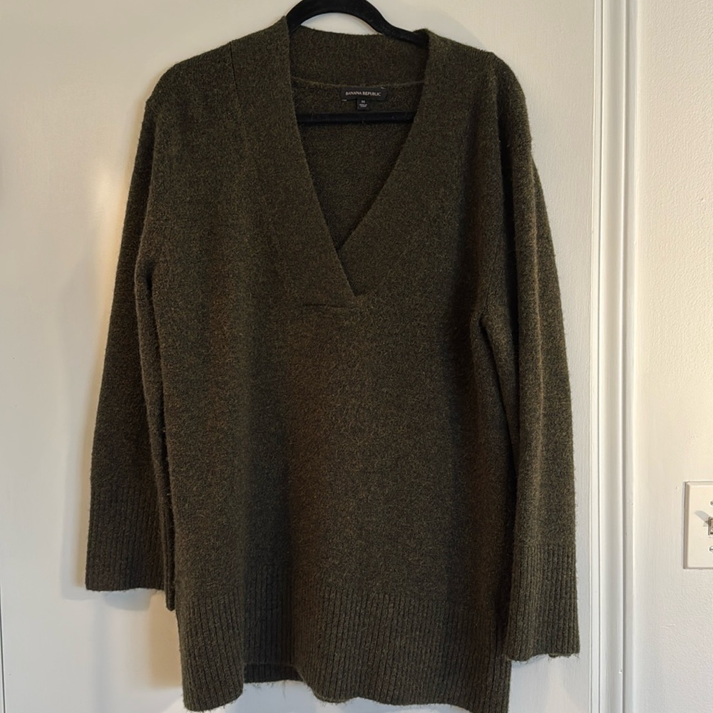 Banana Republic size M dark
Olive sweater